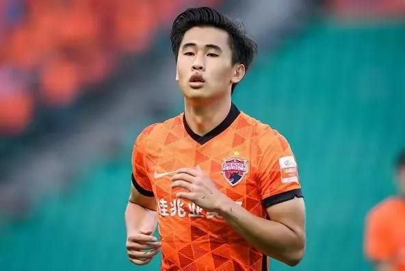 原本他还以为，叶辰应该是本地颇有名气的风水师，所以本地一些有头有脸的人物都要给他几分面子。